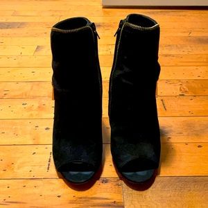 EUC Vince Camuto Stiletto Booties